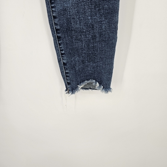 KUT From The Kloth Connie Crop Medium Wash Raw Hem Women's Size 8 - Picture 5 of 8